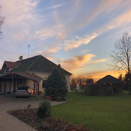 Apartmanove Ubytovanie Pod Dubom Polny Kesov Bagian luar foto