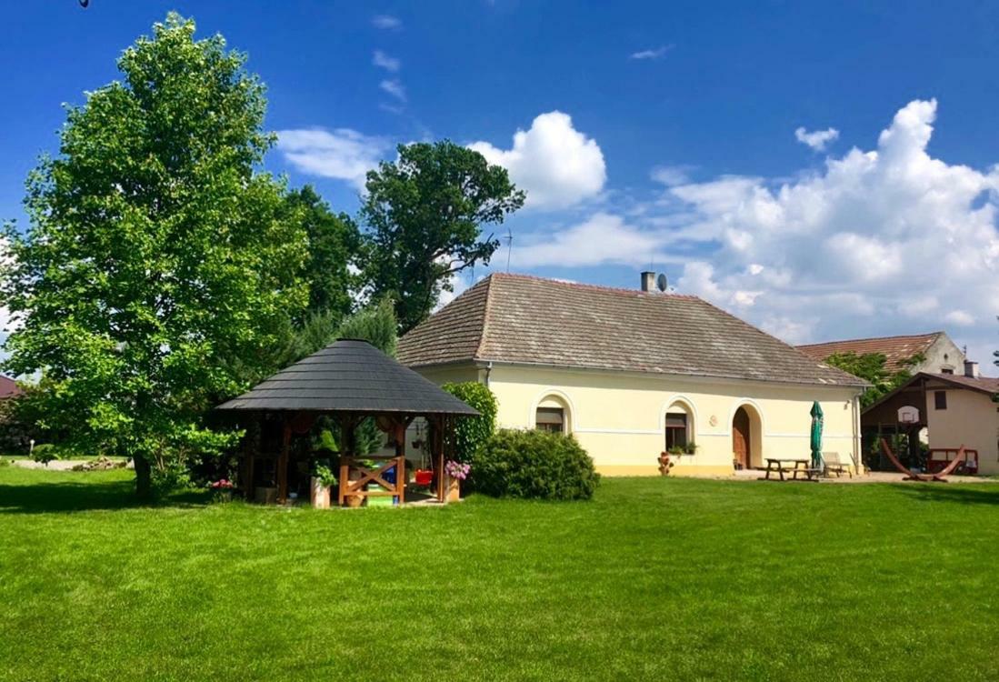 Apartmanove Ubytovanie Pod Dubom Polny Kesov Bagian luar foto